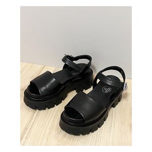 B2 Leather Chunky Sandals